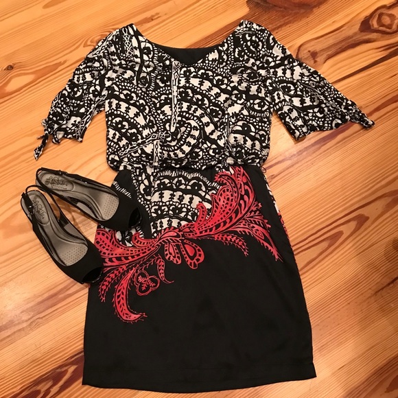 White House Black Market Dresses & Skirts - WHBM Cold Shoulder Mini Dress. Size XS